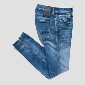Anbass 661 WI6 Slim fit-jeans i den mycket omtyckta kvalitén Hyperflex i en ljustvätt. Passformen Anbass från Replay är en av våra starkaste passformar, och det har nog inte gått förbi någon att "Hyperflex Jeans" är ett favoritplagg. Modellen bär byxan i sin vanliga storlek. Köp Replay i vår butik i falkenberg eller online. 
