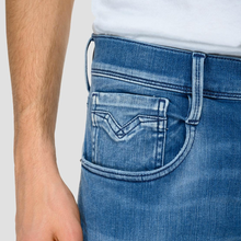 Ladda upp bild till gallerivisning, Anbass 661 WI6 Slim fit-jeans i den mycket omtyckta kvalitén Hyperflex i en ljustvätt. Passformen Anbass från Replay är en av våra starkaste passformar, och det har nog inte gått förbi någon att &quot;Hyperflex Jeans&quot; är ett favoritplagg. Modellen bär byxan i sin vanliga storlek. Köp Replay i vår butik i falkenberg eller online. 
